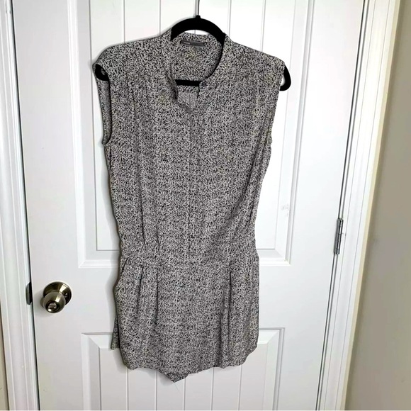 Vince 100% silk short sleeves romper spring summer dot has pockets vacation sz 6 - Picture 2 of 3